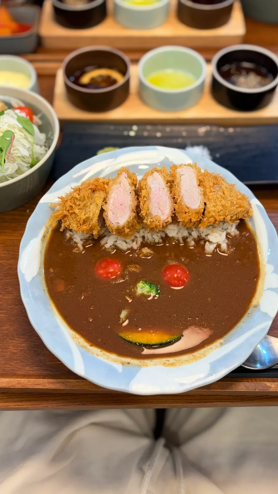 카레에 곁들인 밥과 반찬 구성
