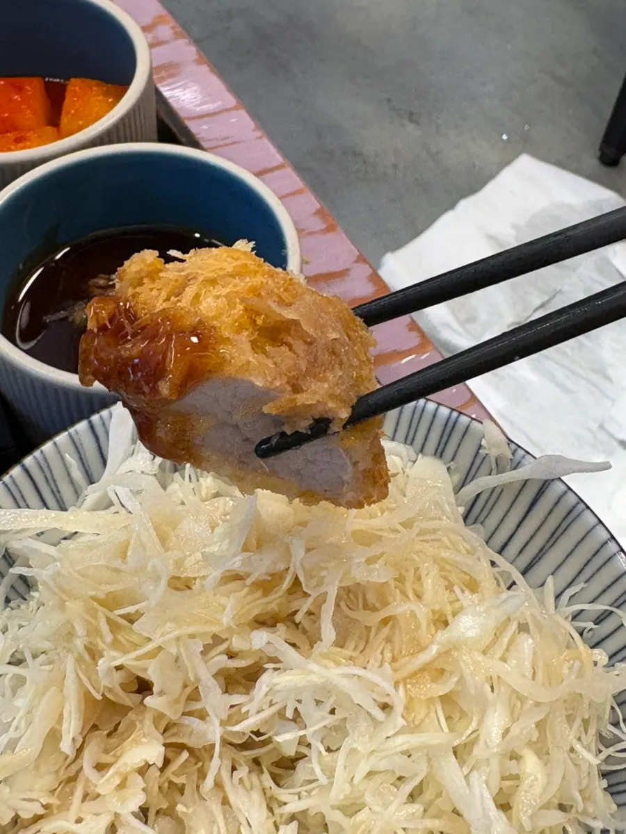 여러 소스가 곁들여진 돈카츠 접시