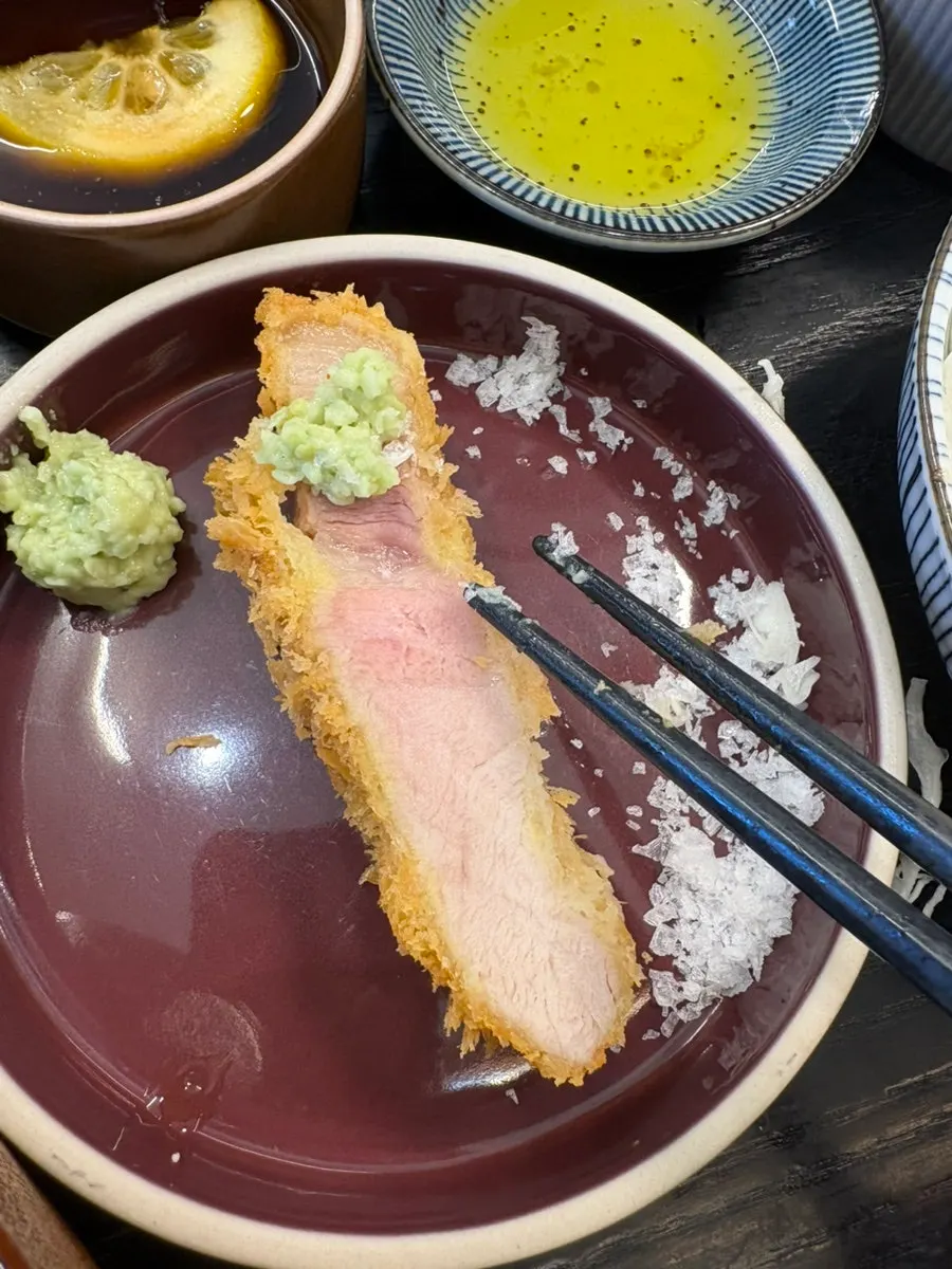 촉촉한 단면이 보이는 히레카츠