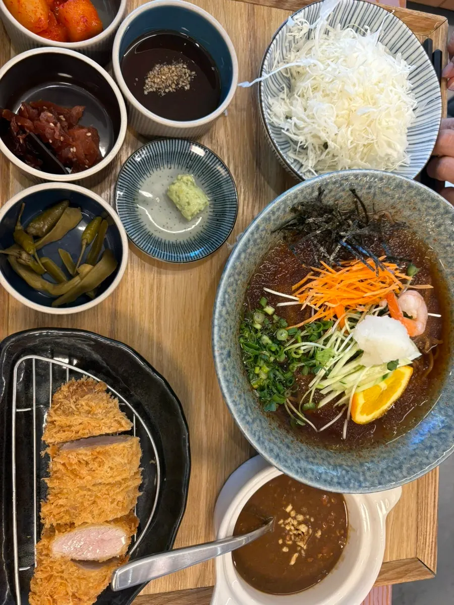 밥과 미소된장국을 곁들인 돈카츠 한 상