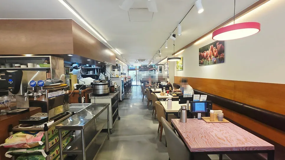 Table seating inside Riae Premium Olympic Park Branch