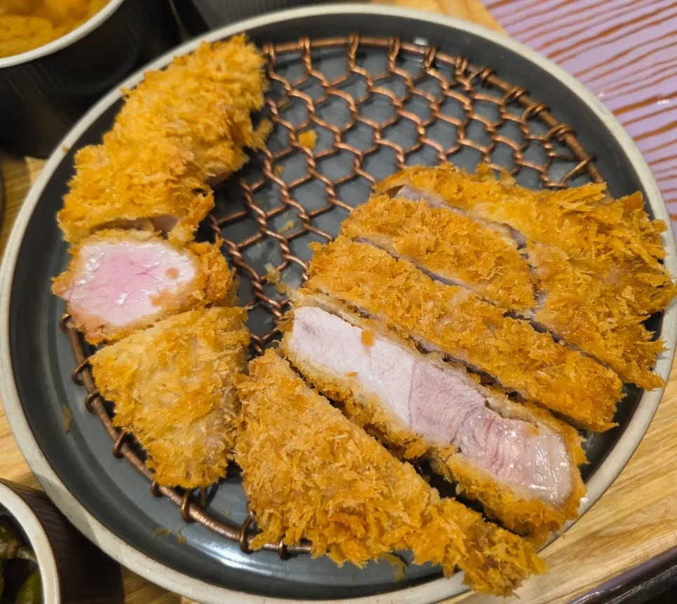 Plate of thickly sliced special loin and hirekasu tenderloin