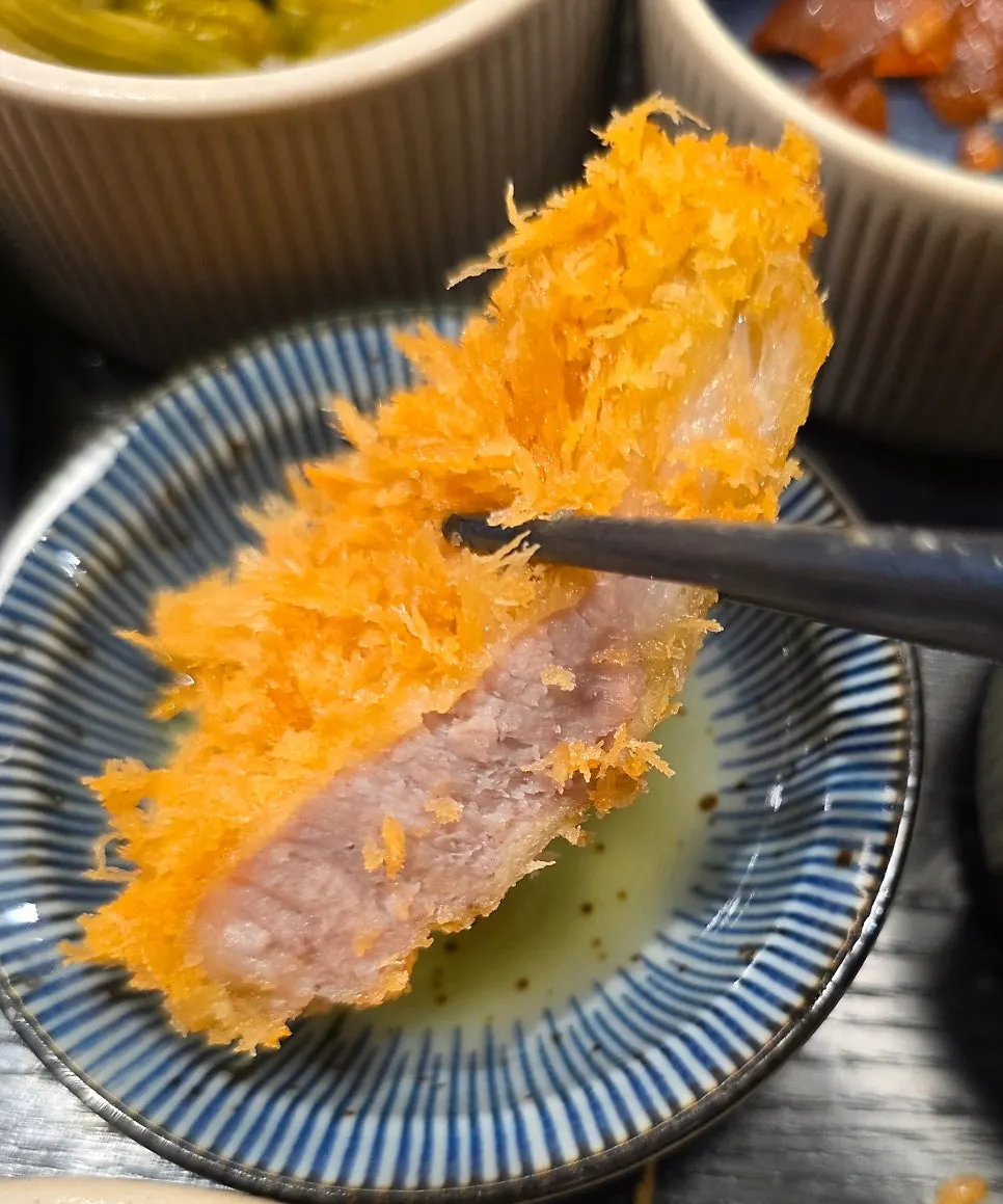 Cross-section of the thick hirekasu tenderloin cutlet