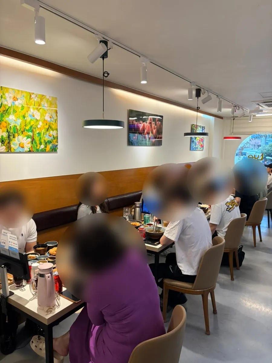 고급스러운 테이블과 은은한 조명의 매장 내부