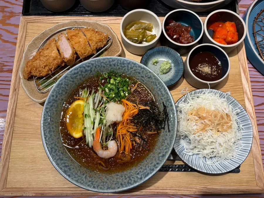 도자기 그릇에 담겨 나온 돈까스 한상 트레이