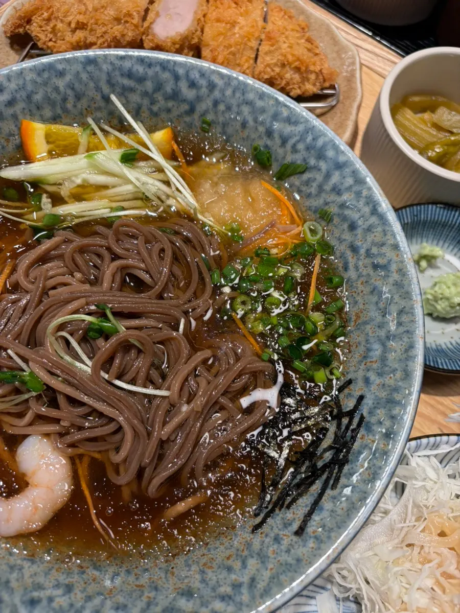 수제 육수와 오이 새우 김이 올라간 냉모밀