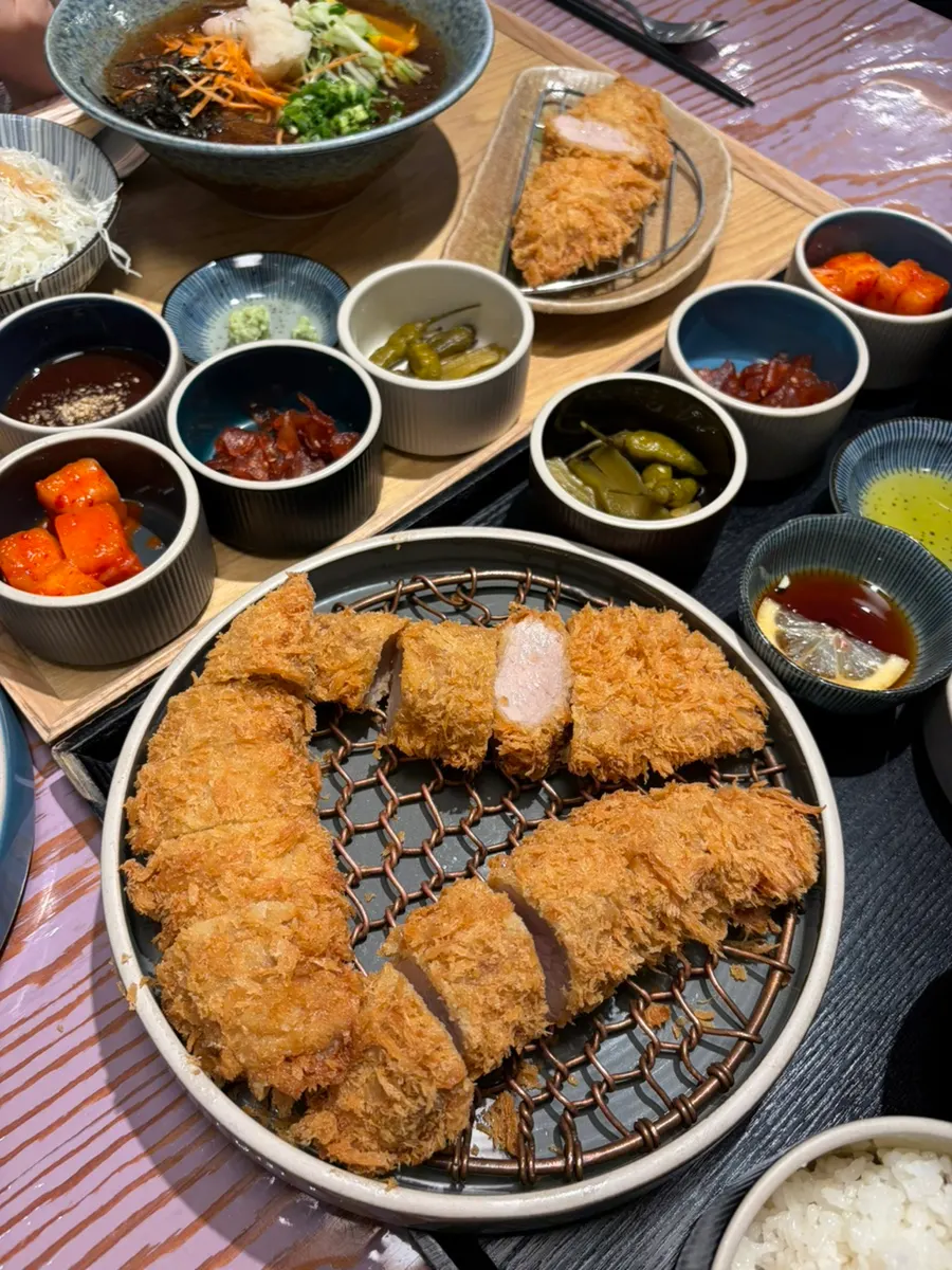 안심 카츠 세 줄이 놓인 프리미엄 히레카츠 정식