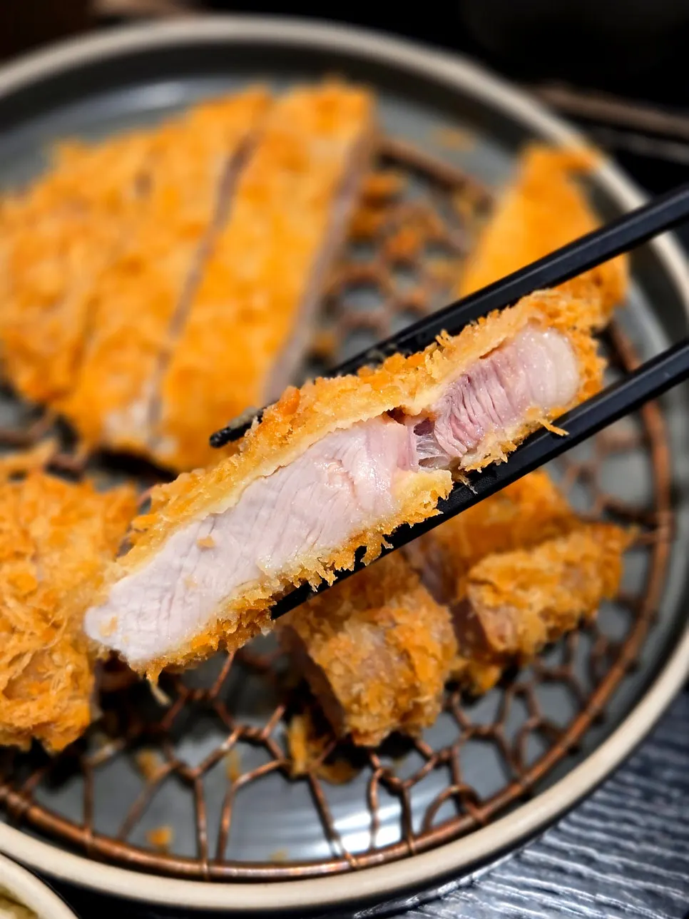 두툼하게 썰린 일식 돈까스 단면