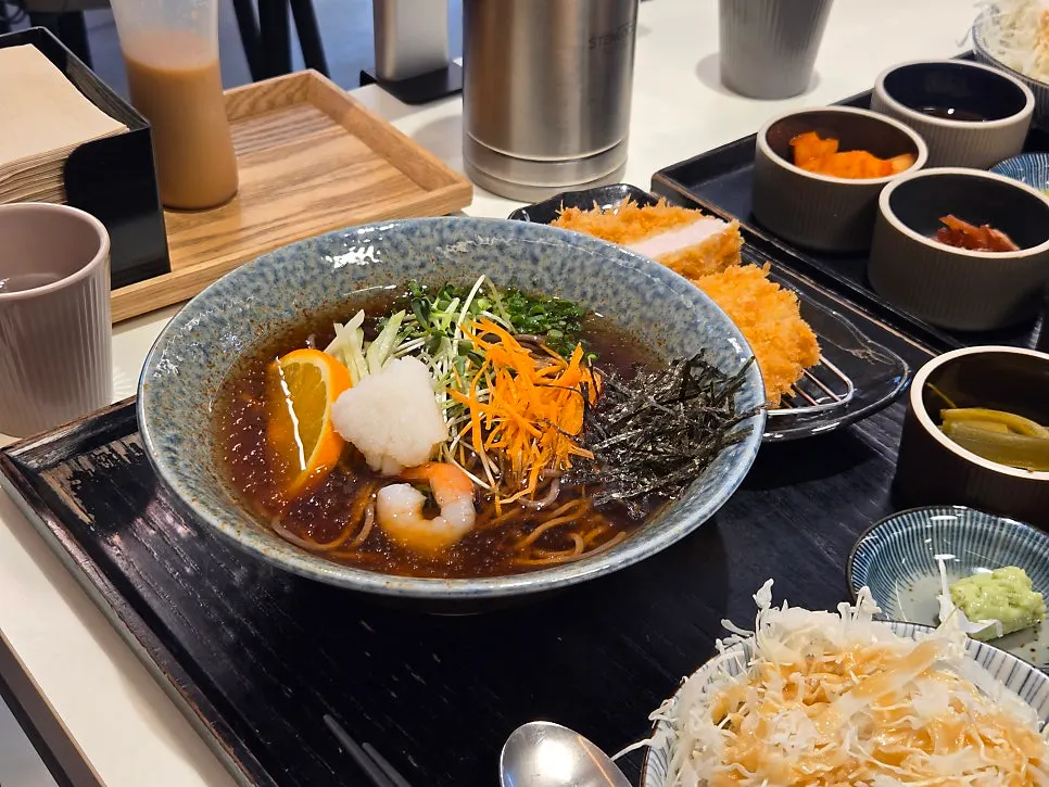 냉모밀 면발을 집어 올린 모습