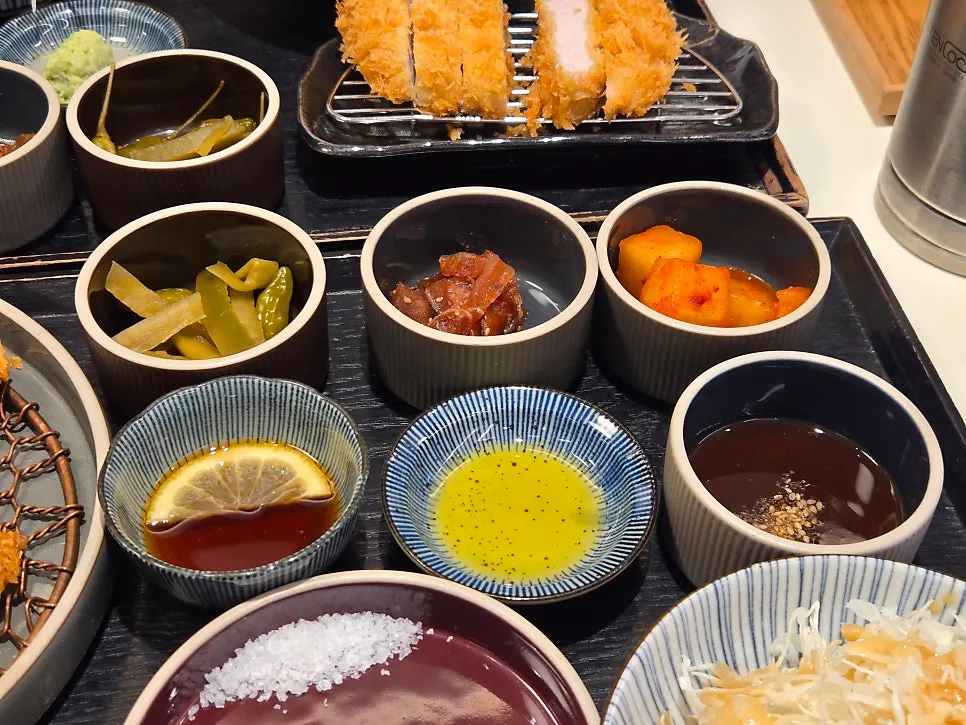 국내산 감자 고로케 두 개와 밑반찬