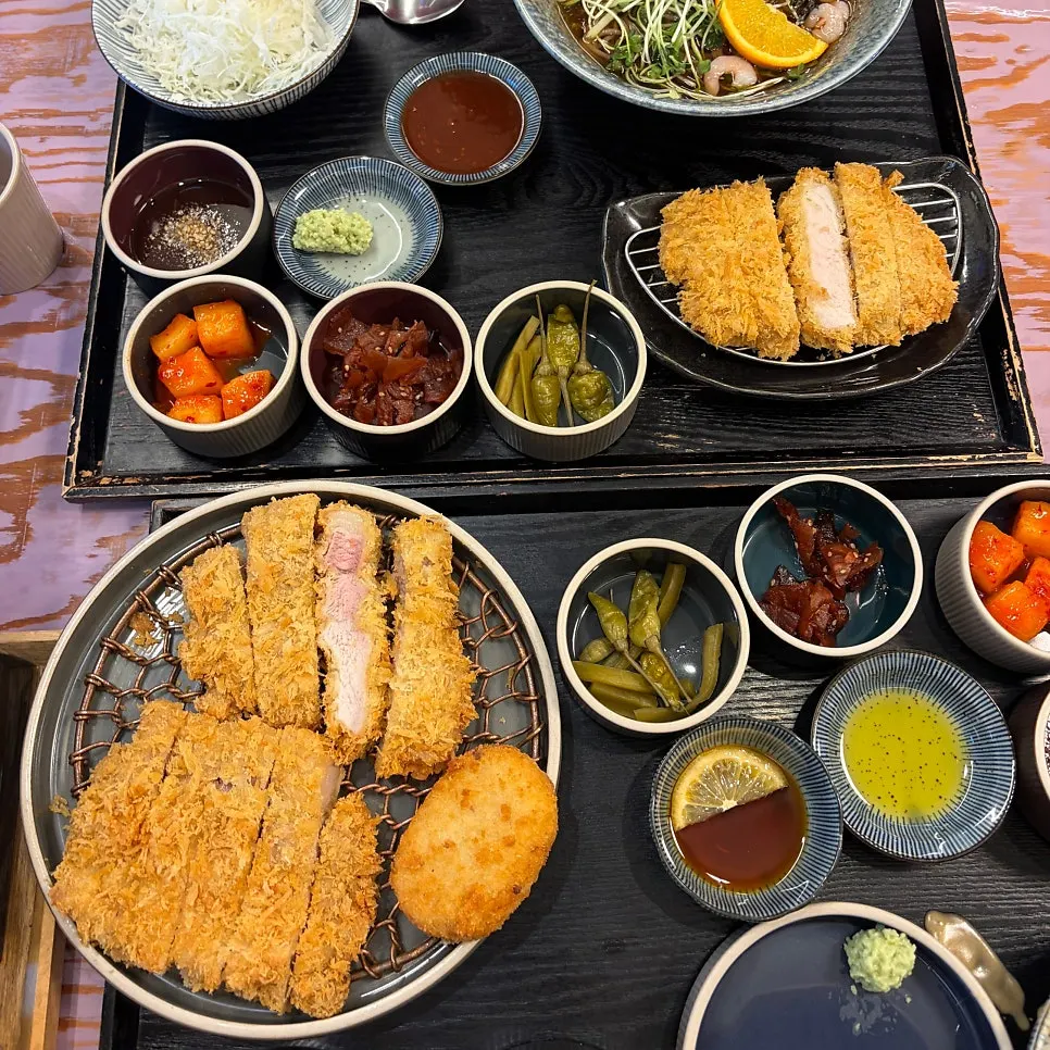 리애 프리미엄에서 주문한 돈까스와 냉모밀 한상