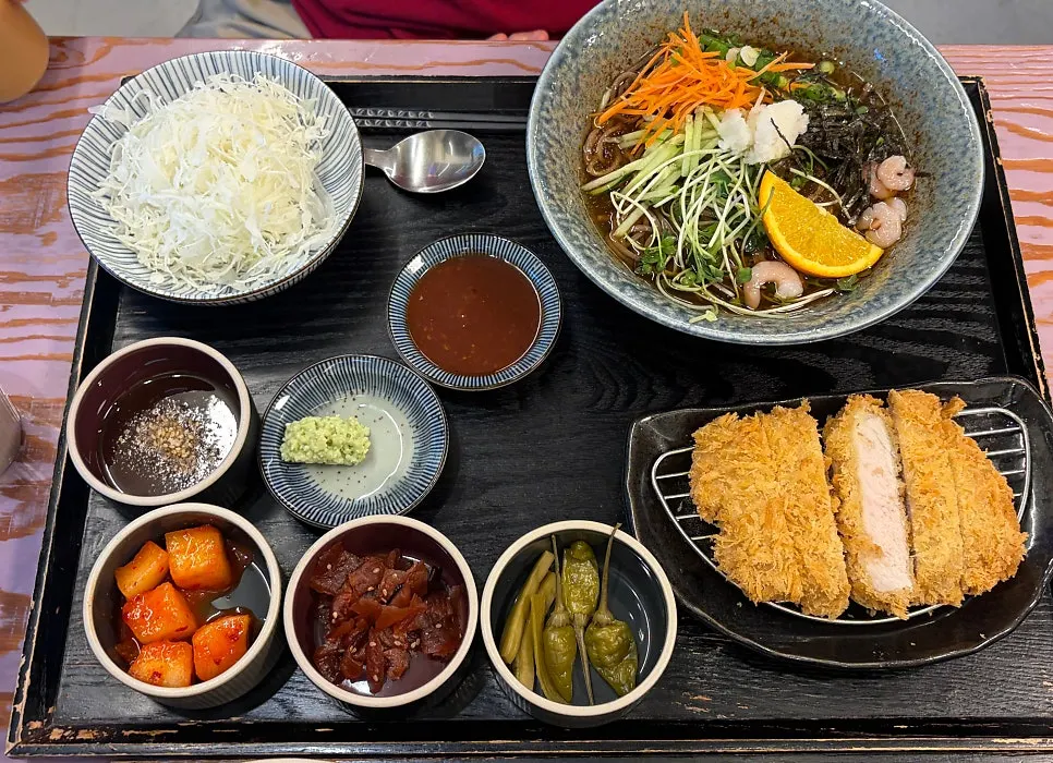 냉모밀 로스 정식 전체 상차림