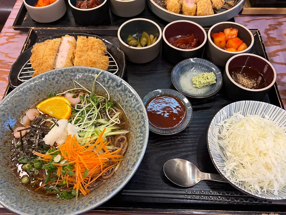 냉모밀 정식에 함께 나온 두툼한 등심 돈까스
