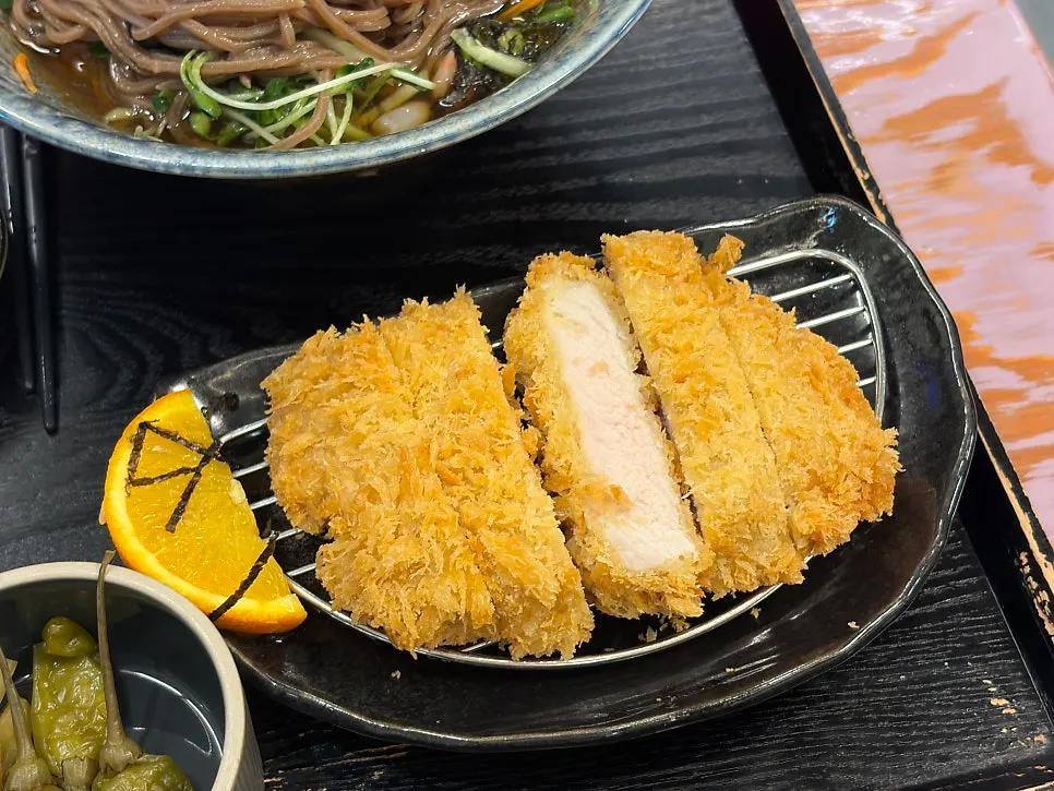 냉모밀 정식 돈까스 단면