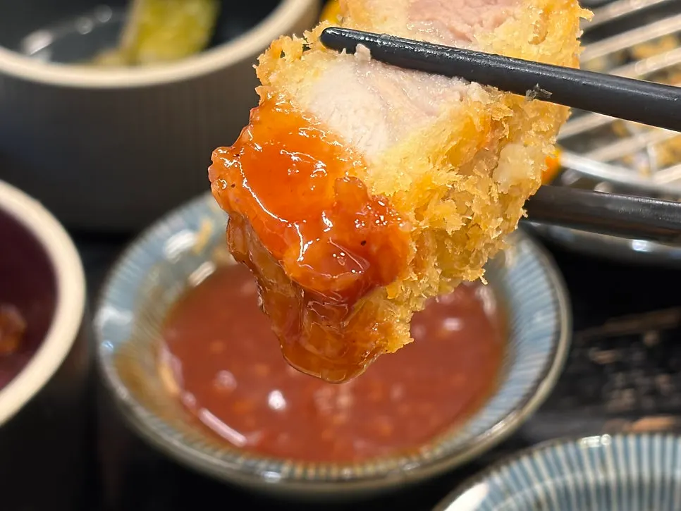 피터루거 소스에 찍은 돈까스 한 조각