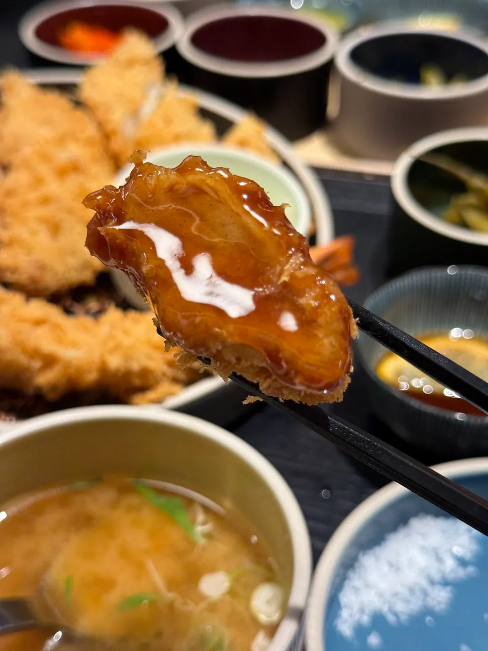 搭配酱油汁与松露油的炸猪排