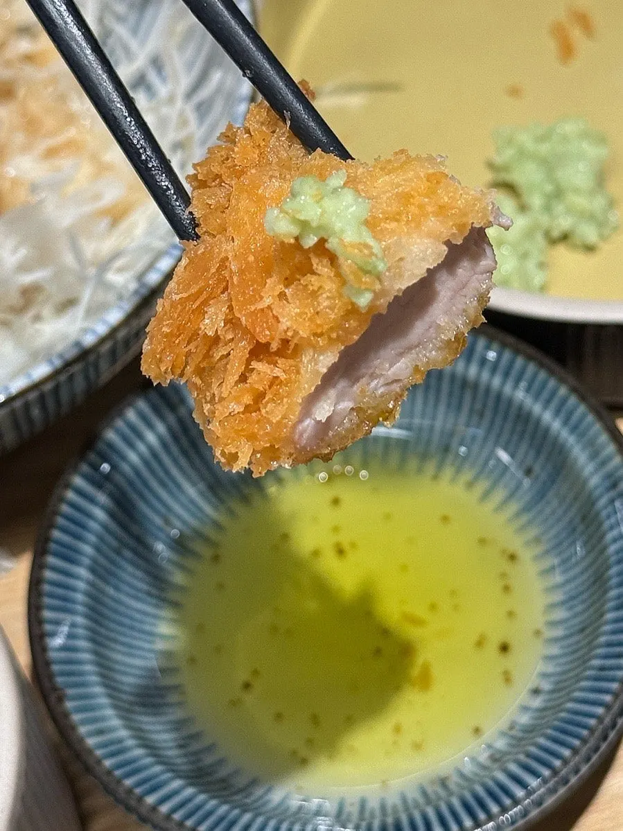 配咖喱酱的免治炸猪排