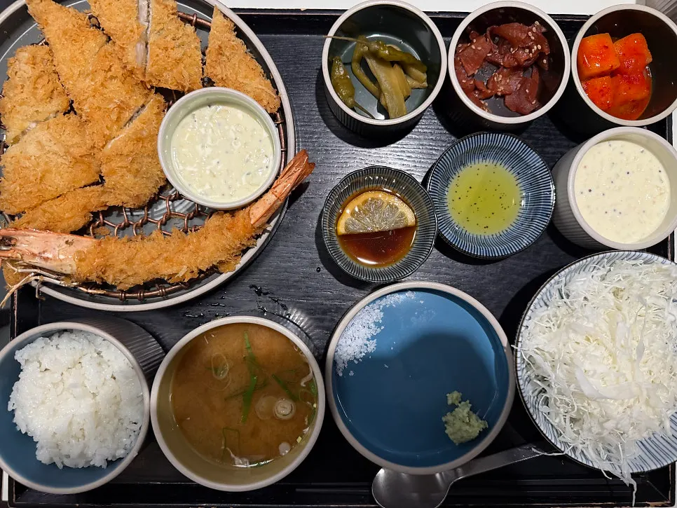 两道菜同时摆上的餐桌
