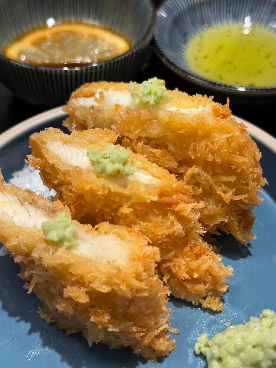 能看到酥脆炸衣的炸物切面