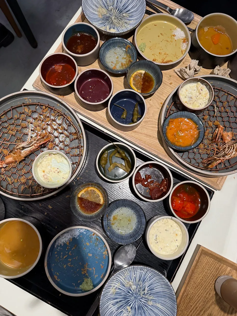 用餐收尾时的利爱高级(리애 프리미엄)餐桌