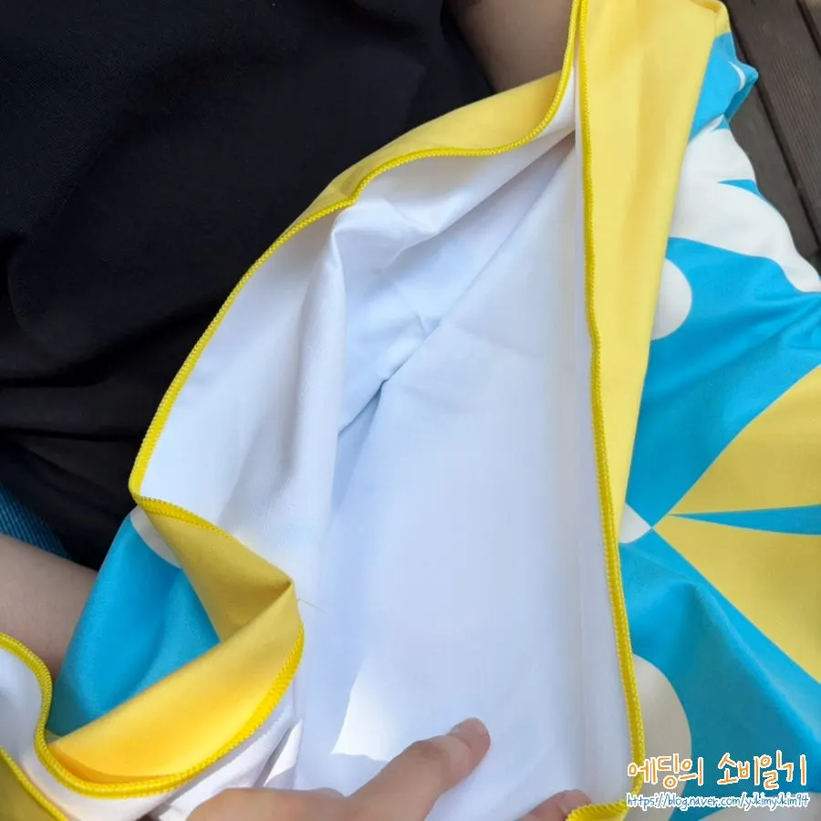 노란 색감과 패턴이 있는 라이프클루 비치타올