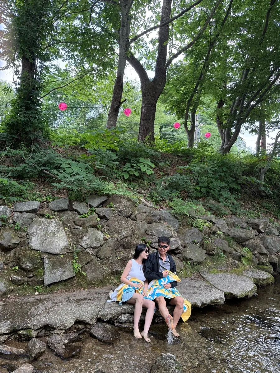 계곡에서 사용 후 이물질을 털어낸 비치타월