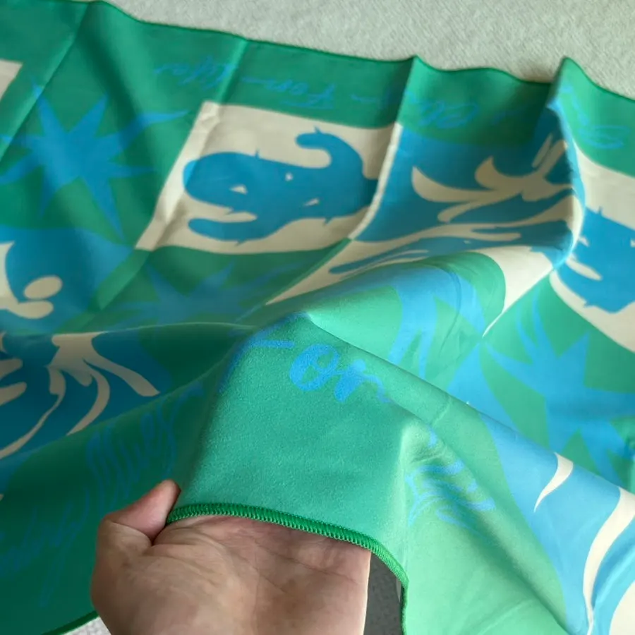 Color and design of the green Lifeclue Beach Towel