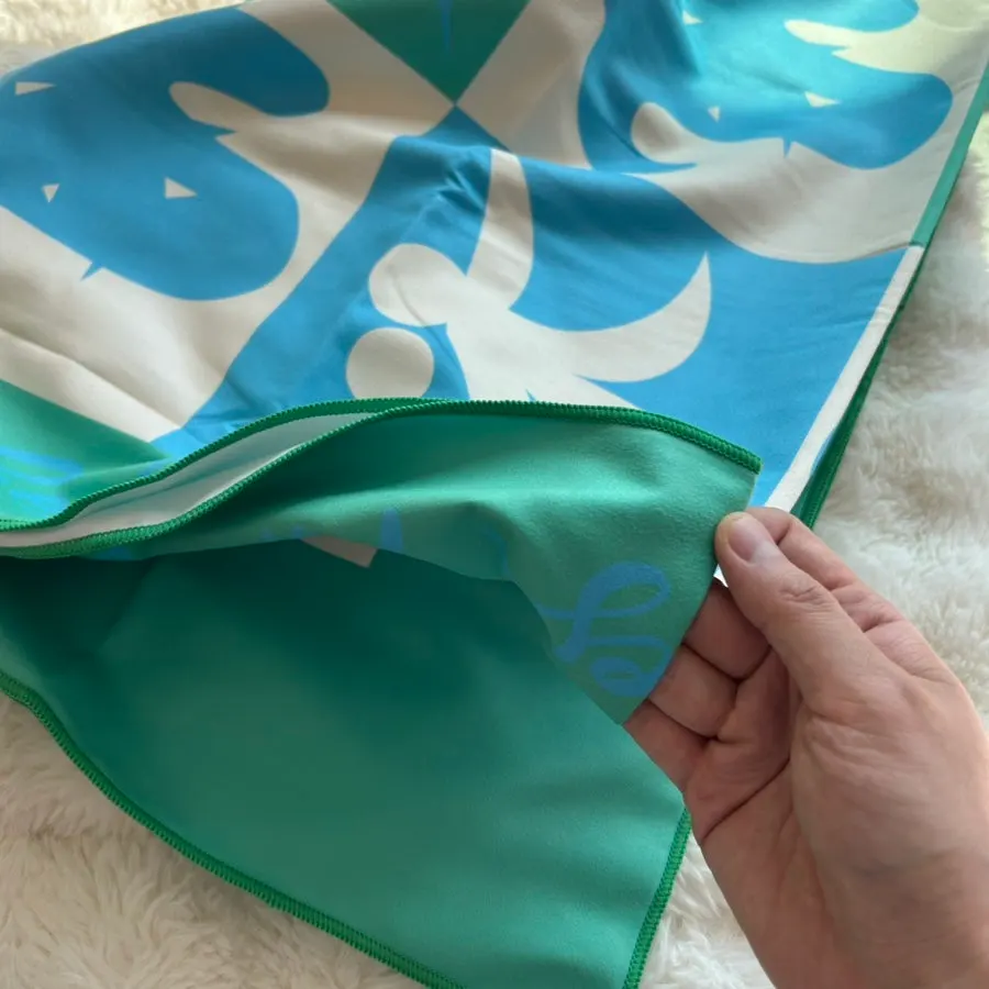 Built-in elastic band on the Lifeclue Beach Towel
