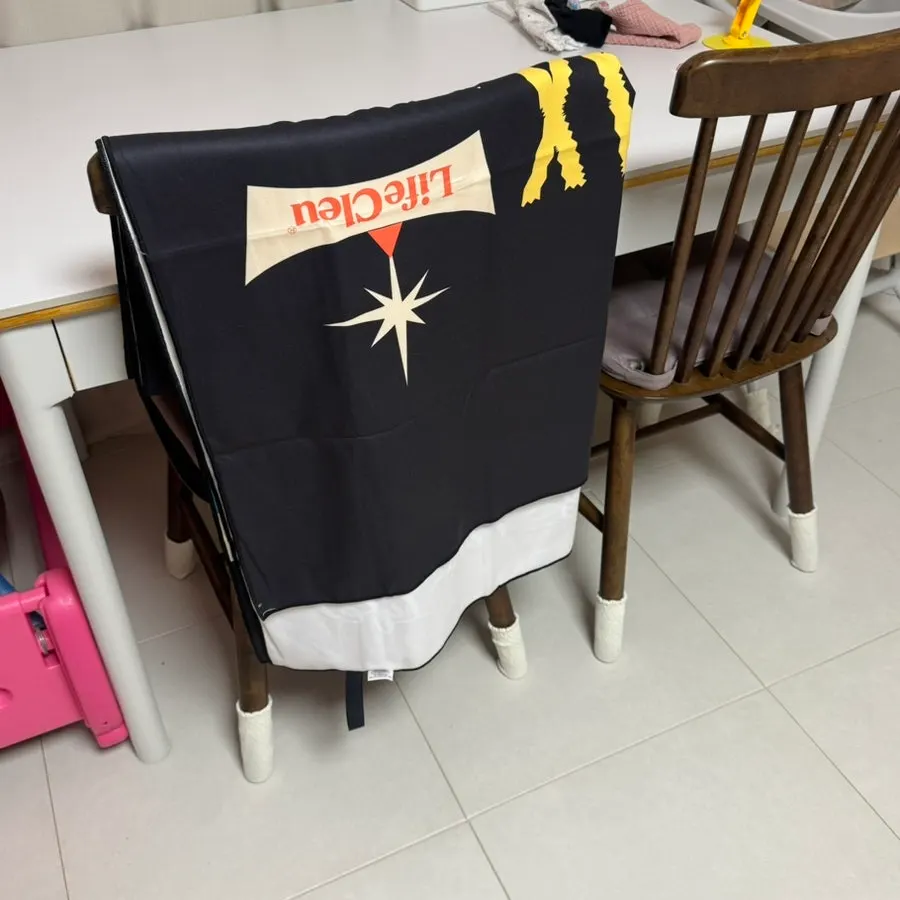 Small product tag attached to the Lifeclue beach towel