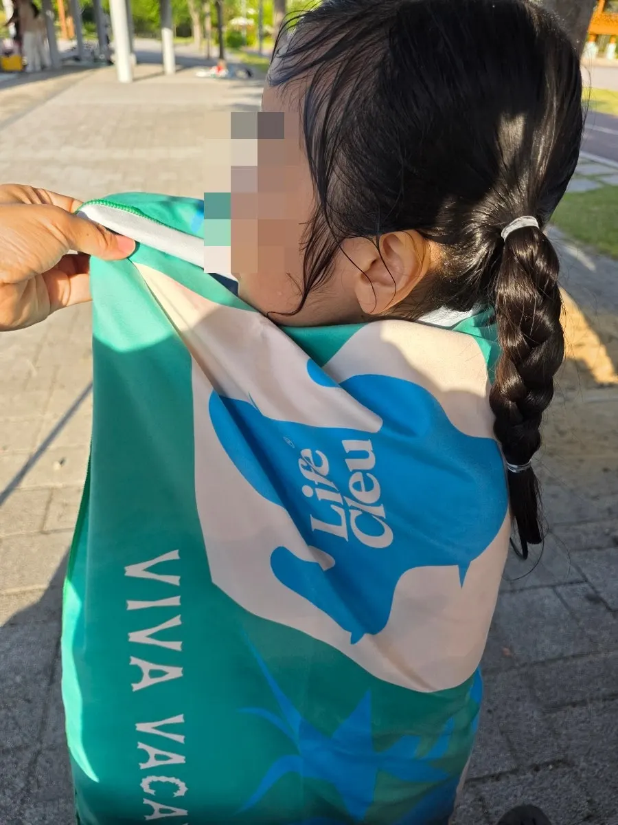 넓게 펼친 라이프클루 비치타올 디자인
