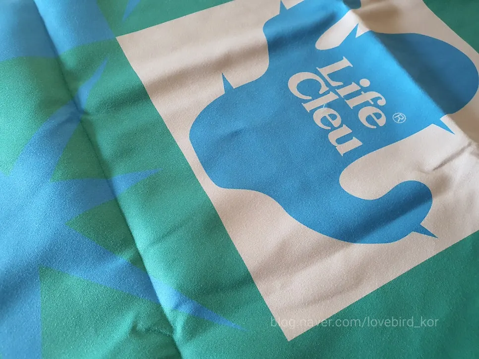 Lifeclue Beach Towel with a light and flexible feel