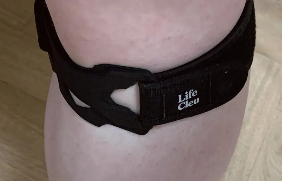 Silicone piece inserted between sections of the knee support