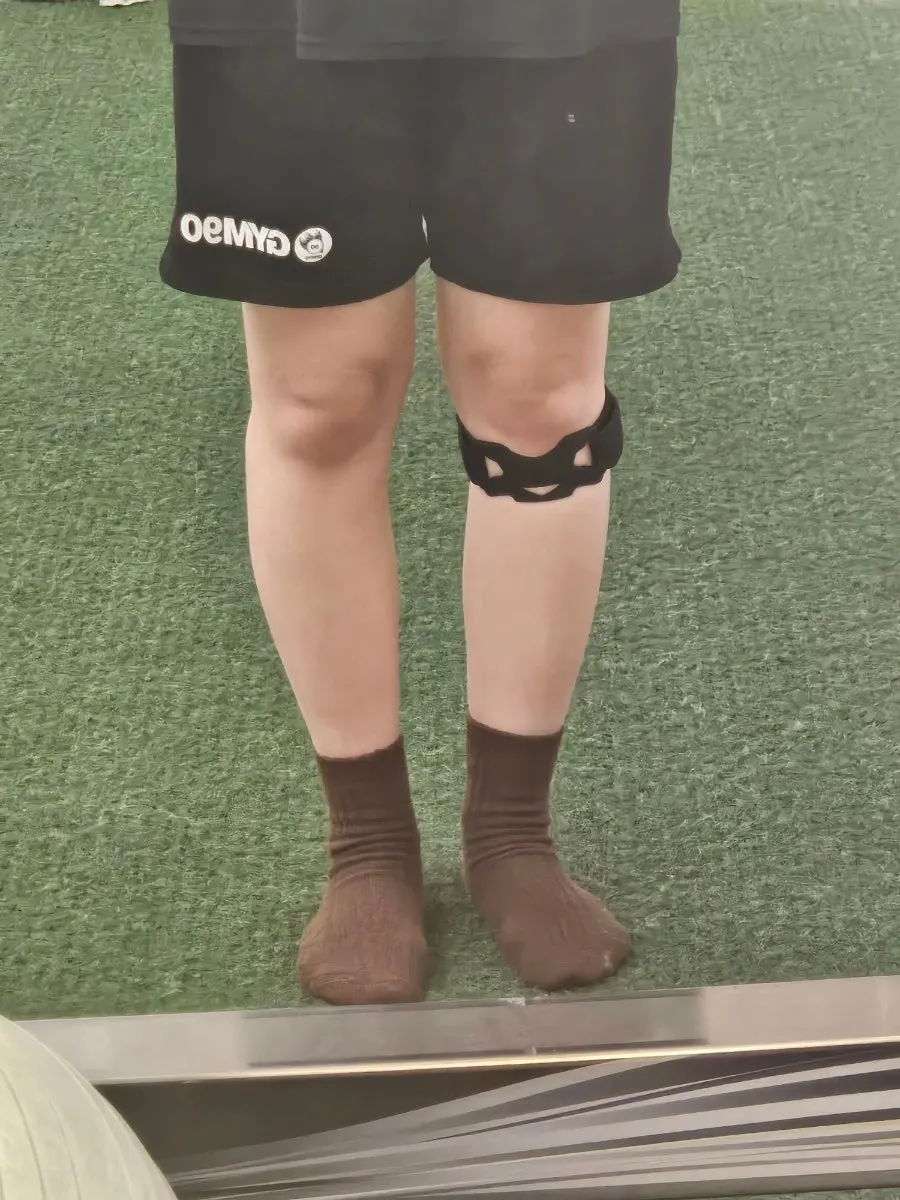 Patellar knee brace worn close against the knee