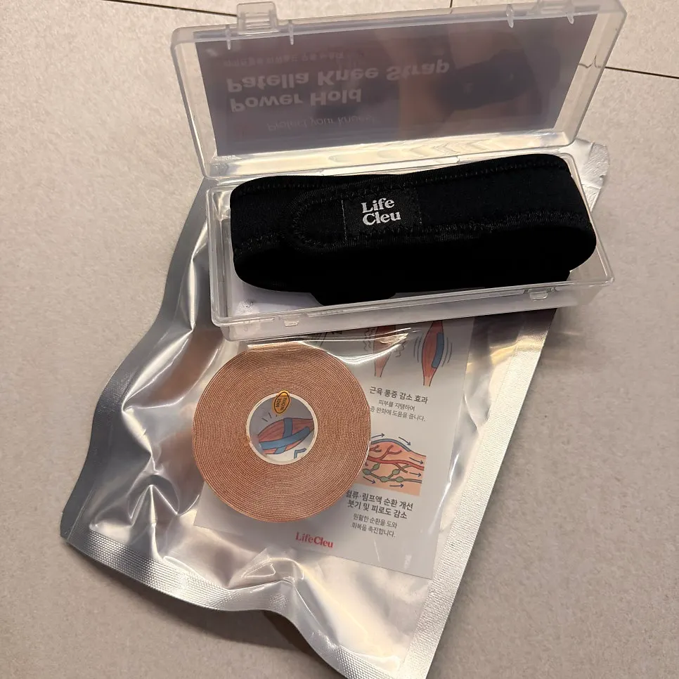 Contents of the unboxed Powerhold knee support