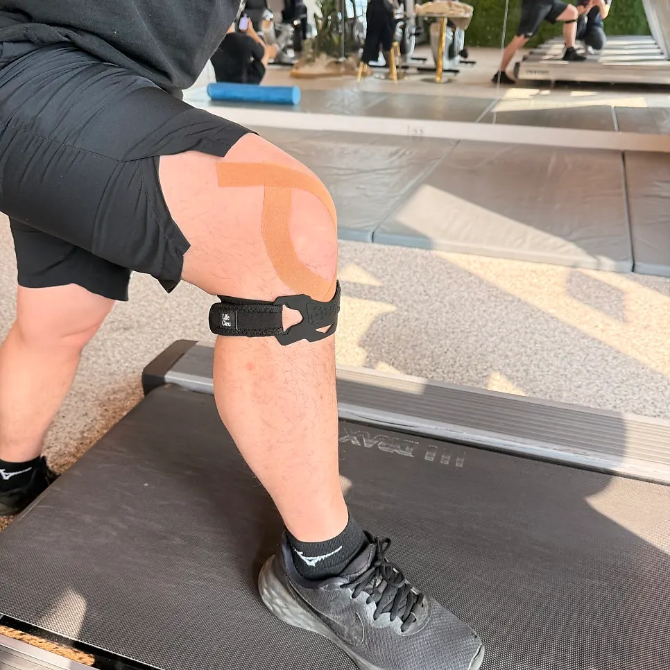 Working out at the gym while wearing the knee support