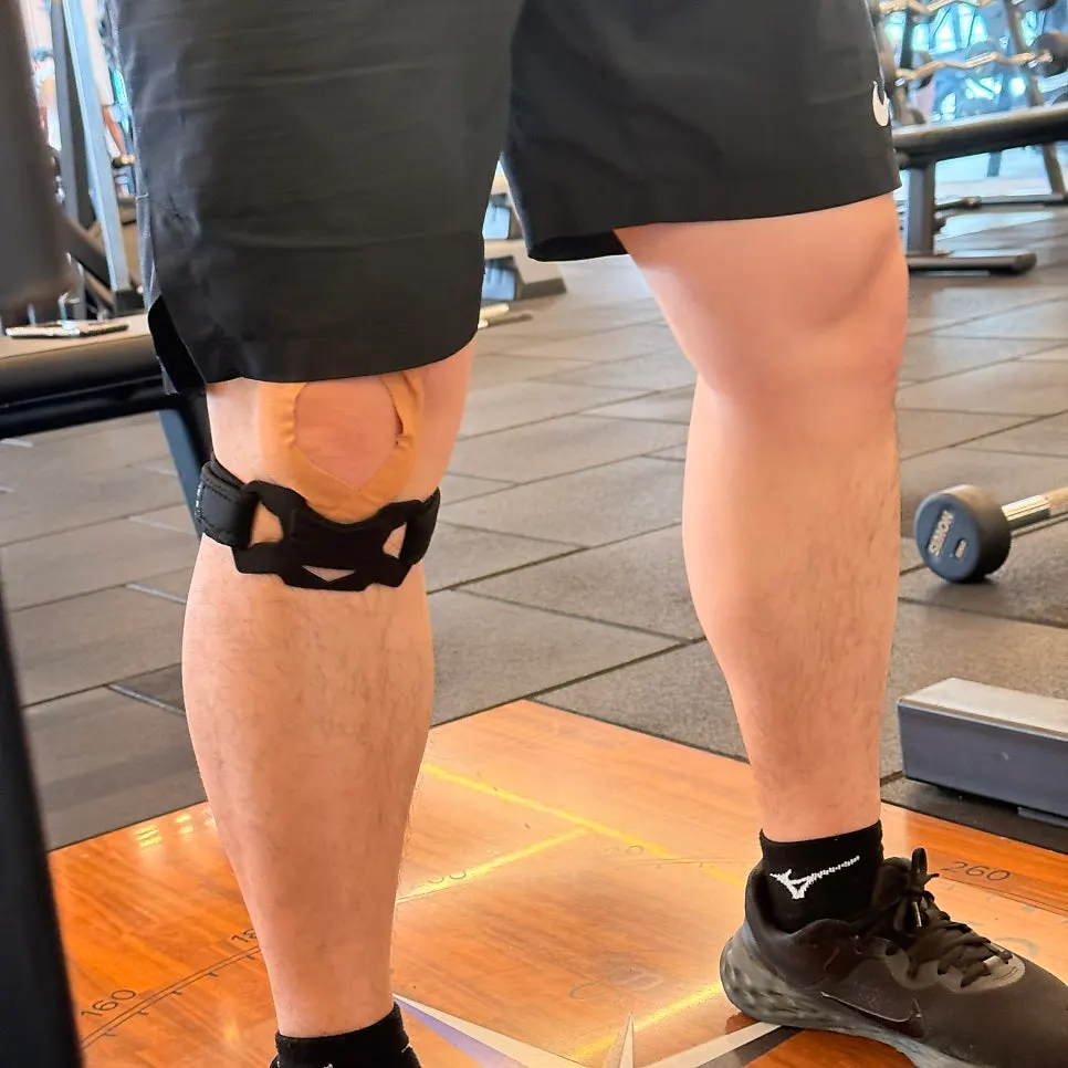 Squats at the gym while wearing the support