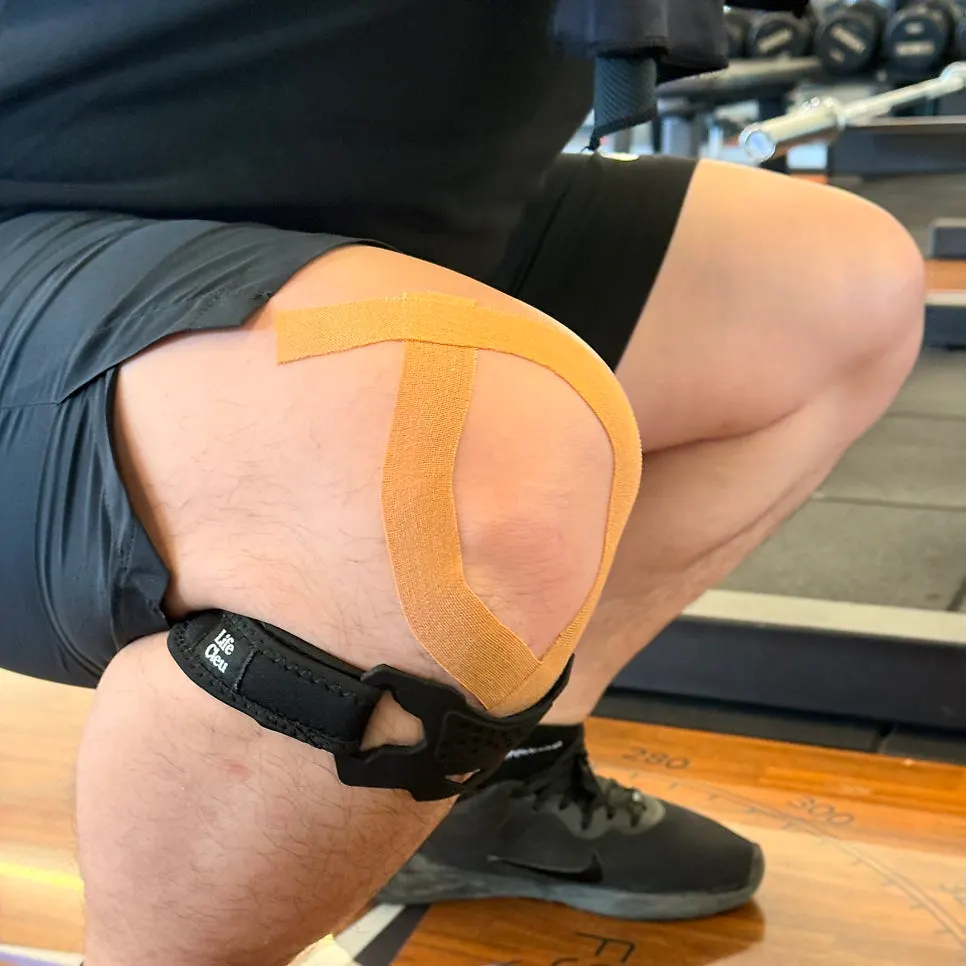 Strength training while wearing a patella knee support