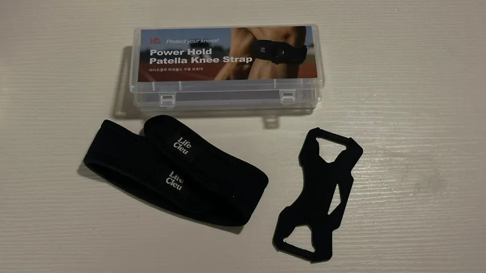 매트 블랙 색상의 라이프클루 무릎보호대