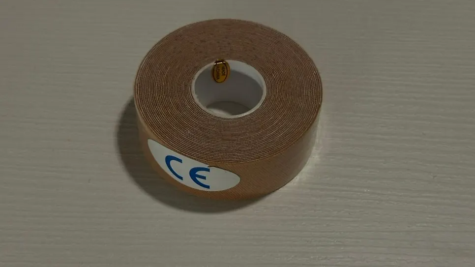 무릎보호대와 함께 받은 근육 테이프