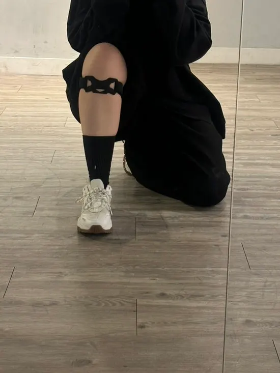 라이프클루 무릎보호대를 무릎에 착용한 모습