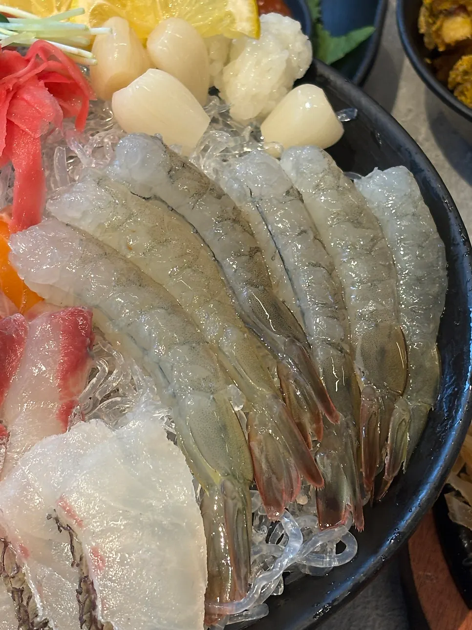 Six pieces of live sweet shrimp sashimi on a plate