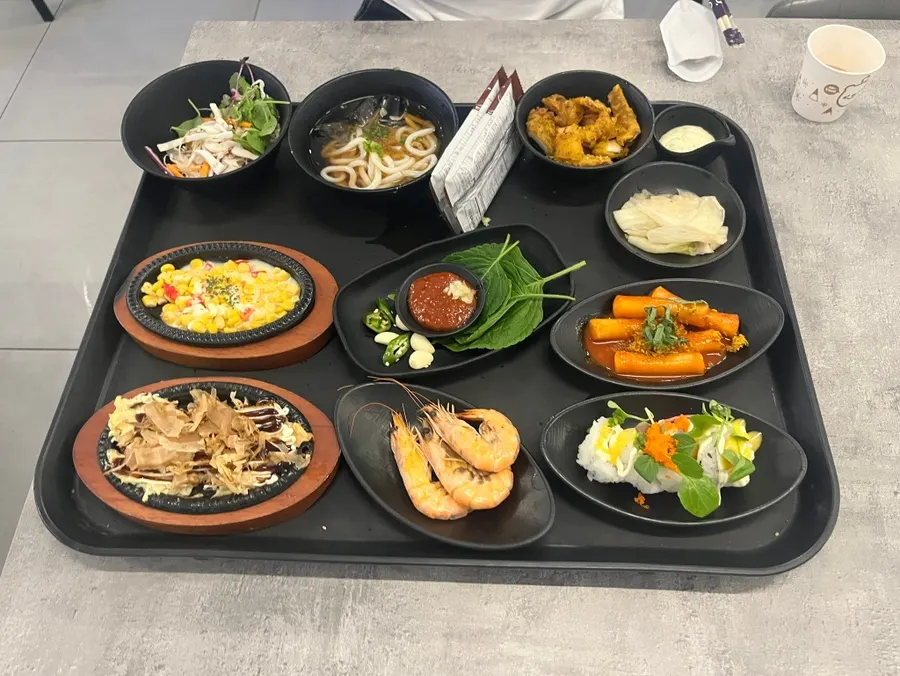리고수산 스끼다시가 한상 가득 차려진 테이블