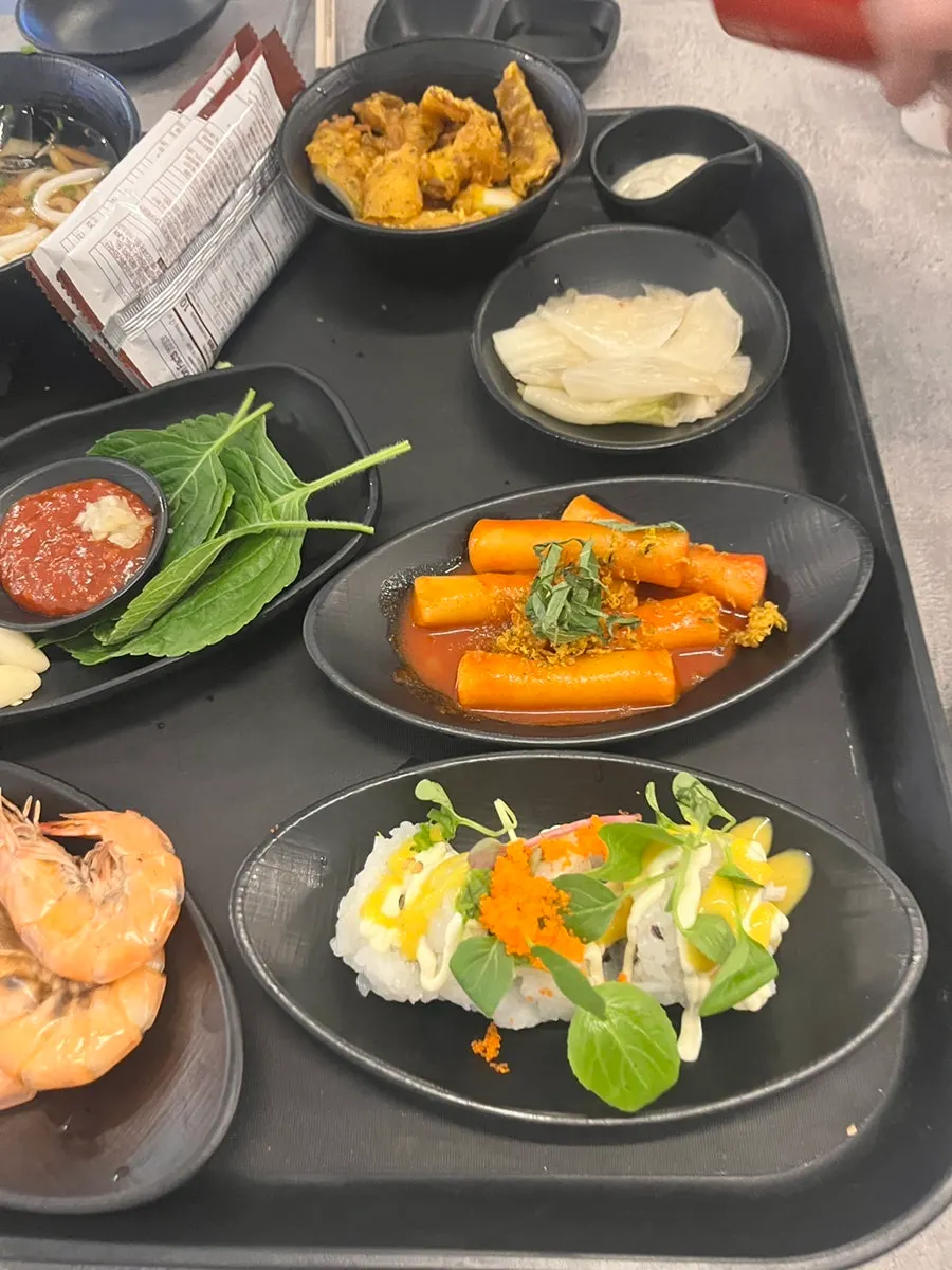 냉우동과 떡볶이, 오코노미야끼 등 곁들임 요리