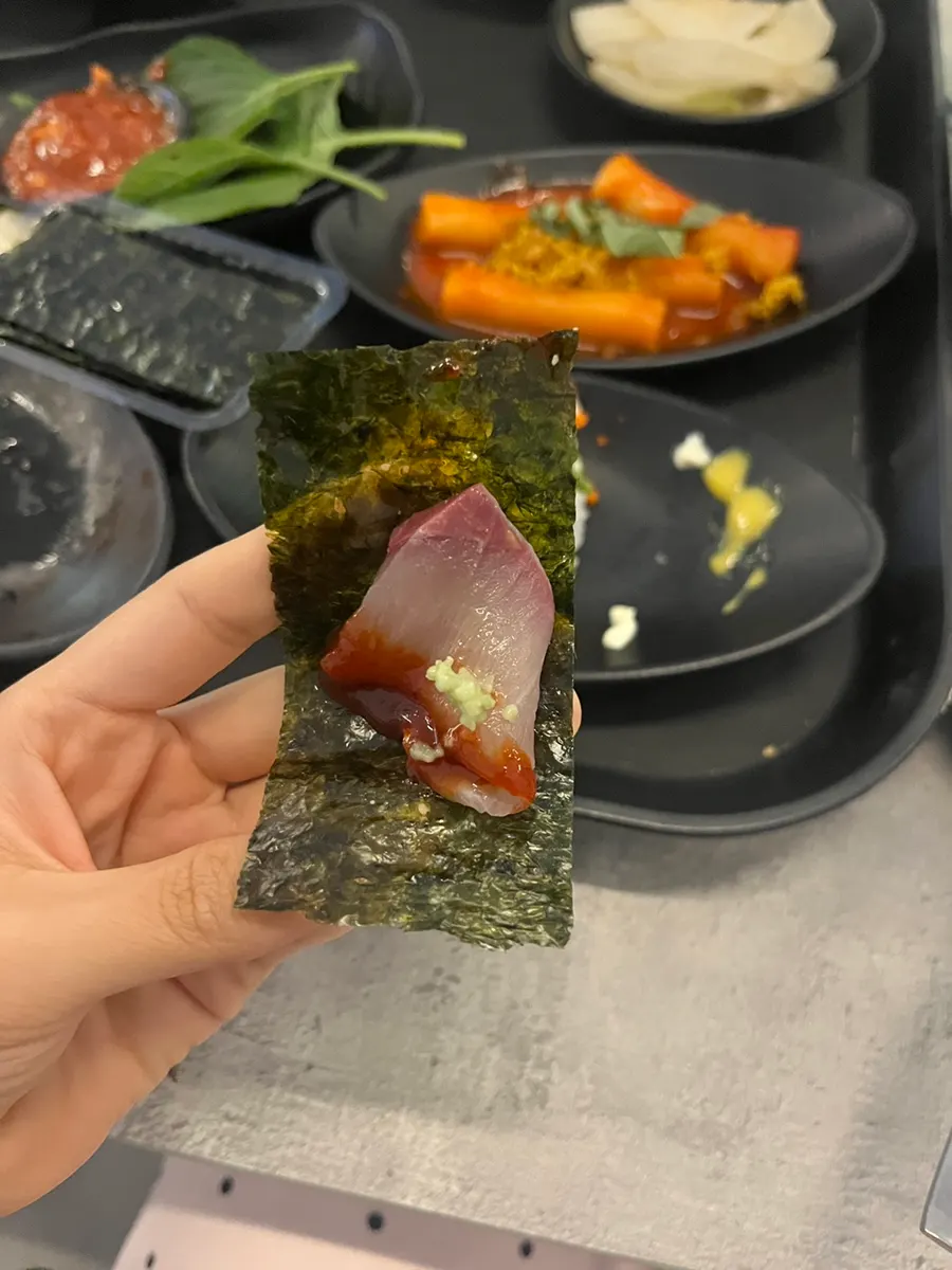 김에 회 한 점과 와사비를 올린 김쌈