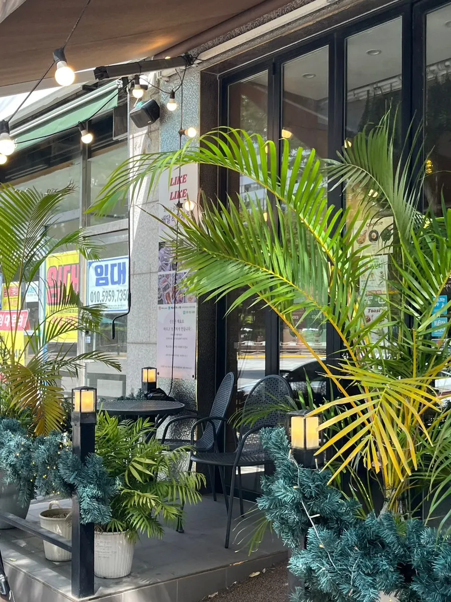 Entrance of the brunch café on Juyeop-ro