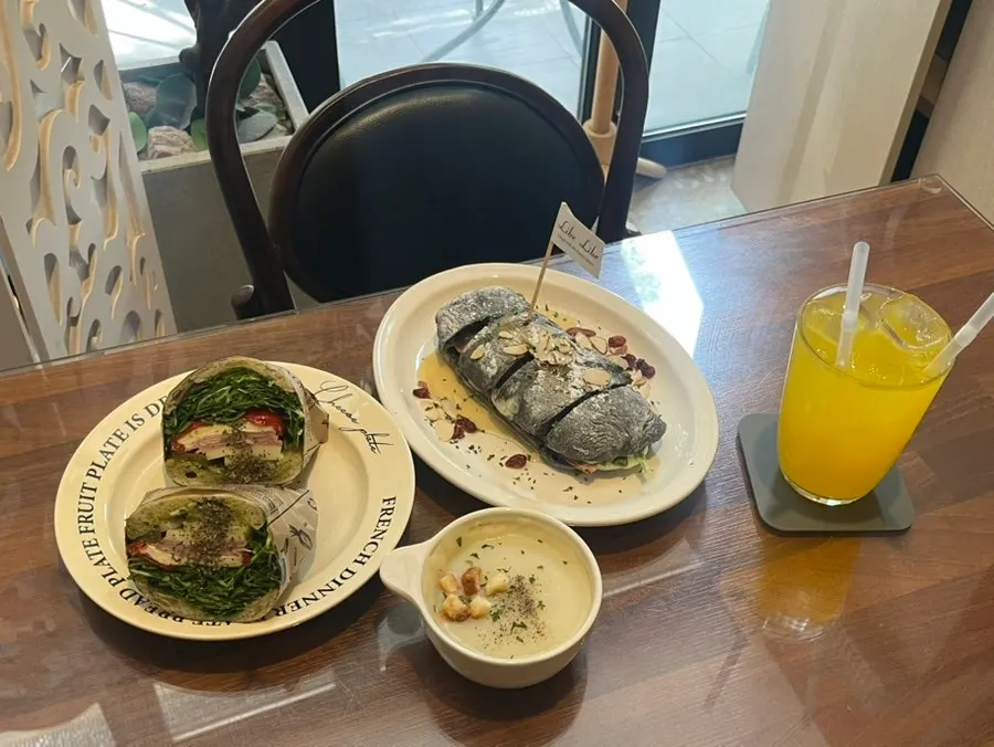 Table set with panini and sandwich set