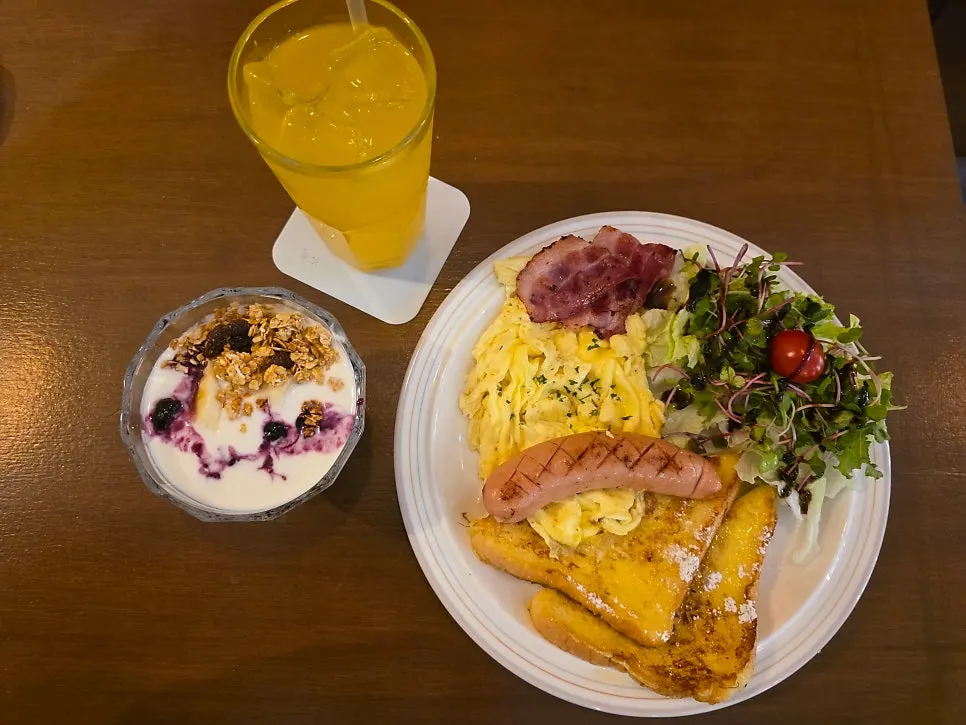 Blueberry yogurt bowl and orange juice served with the set
