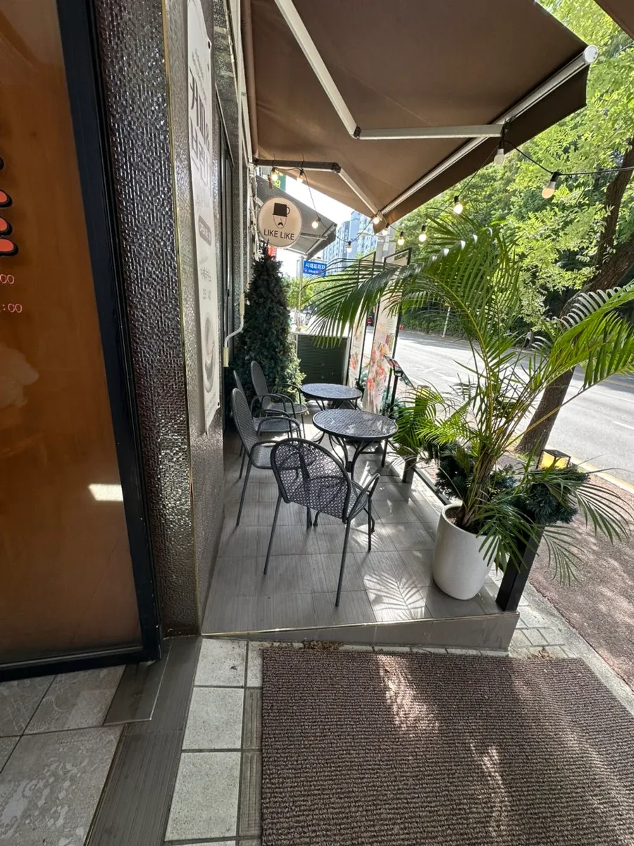Entrance of Like Like Ilsan Juyeop Branch decorated with green plants