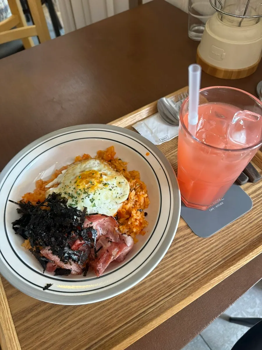 Grapefruit juice served as the set drink
