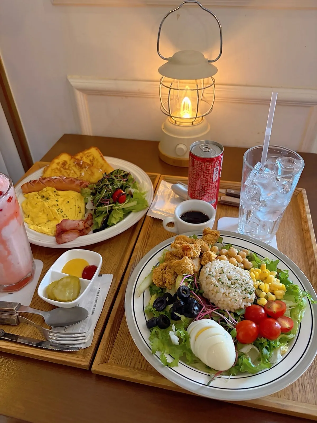 프렌치토스트 플레이트와 치킨텐더 포케 세트 한 상